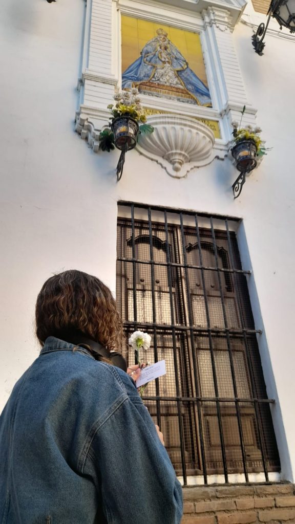 Ribamar te reza homenaje a la virgen en el barrio Santa Cruz de Sevilla