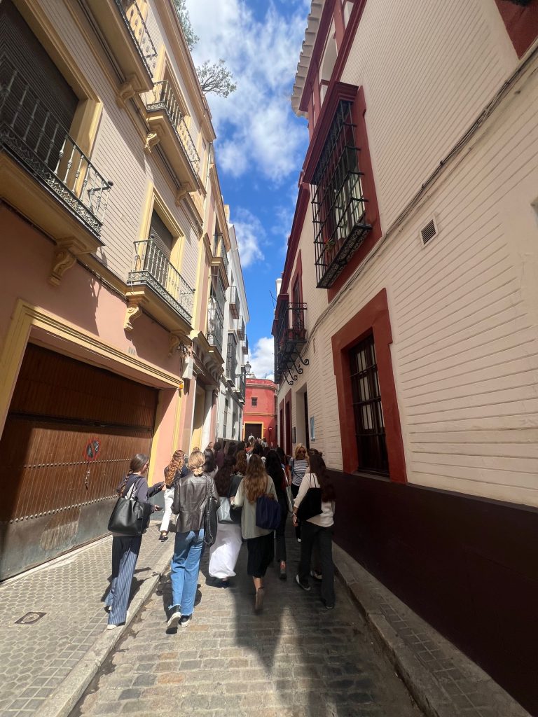 Ribamar te reza homenaje a la virgen en el barrio Santa Cruz de Sevilla