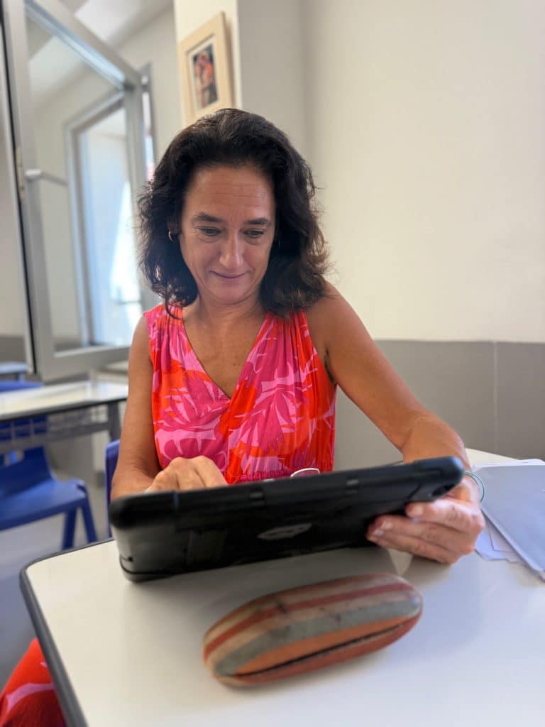 Como cada año, el centro educativo Ribamar ha formado a su equipo en diferentes aspectos para dotarlos de herramientas que les faciliten el trabajo diario. Como novedad, además de la formación en Dirección por Misiones que lleva varios cursos impartiéndose, son algunas de las profesoras del equipo docente las que han capitaneado algunas de las sesiones para compartir con los compañeros consejos y saber hacer que puede servirle de ayuda para el desempeño de sus funciones.