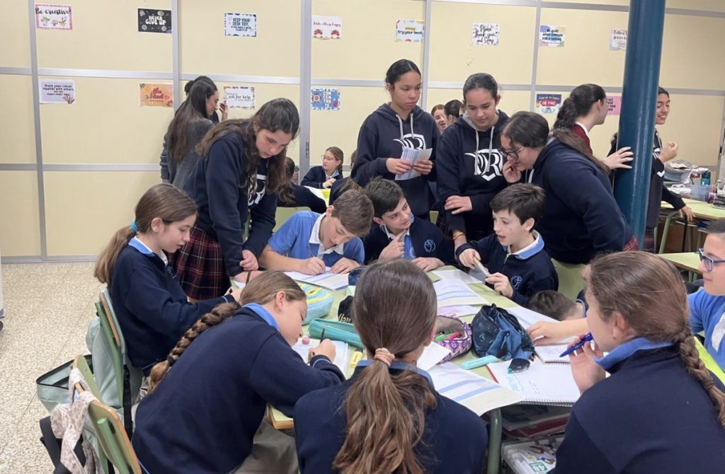 El pasado 20 de marzo, con motivo del Día de la Poesía, el centro educativo Ribamar ha realizado una iniciativa que combinó creatividad, colaboración y amor por la literatura.