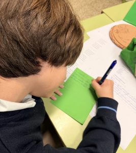 El pasado 20 de marzo, con motivo del Día de la Poesía, el centro educativo Ribamar ha realizado una iniciativa que combinó creatividad, colaboración y amor por la literatura.