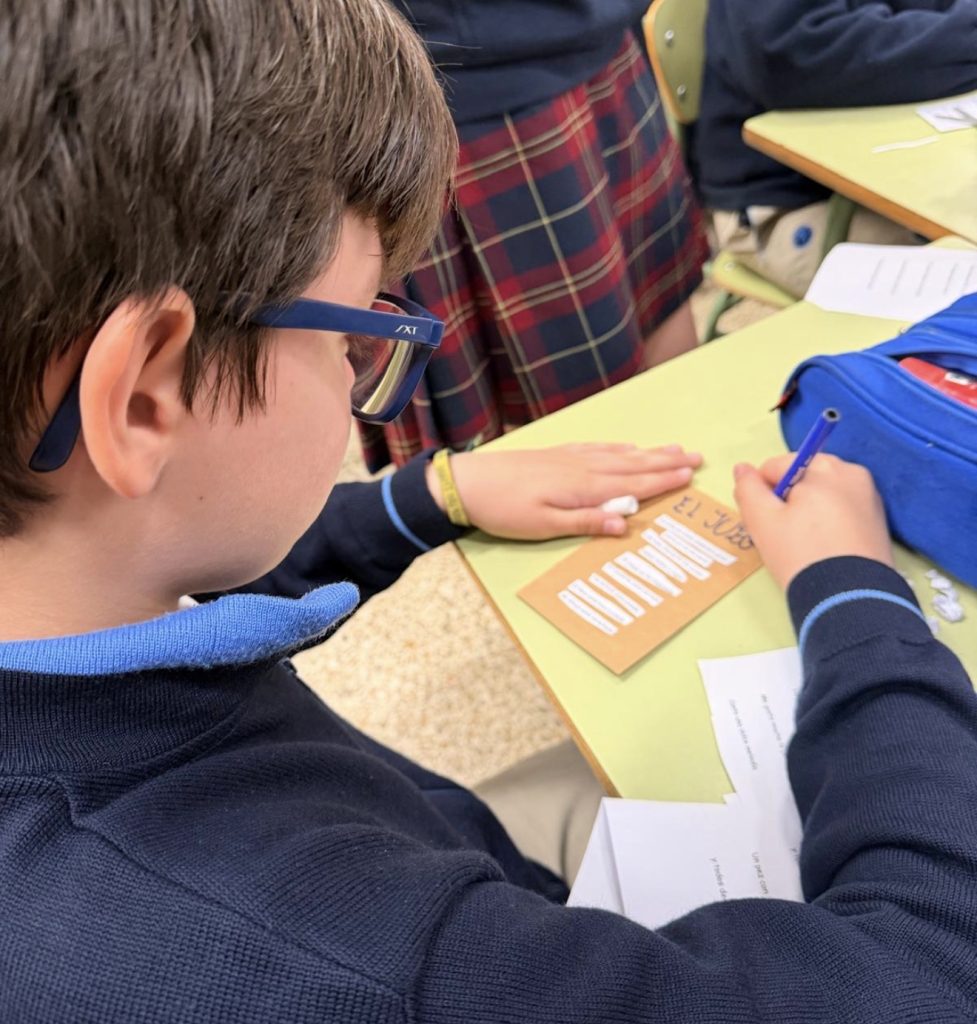 El pasado 20 de marzo, con motivo del Día de la Poesía, el centro educativo Ribamar ha realizado una iniciativa que combinó creatividad, colaboración y amor por la literatura.