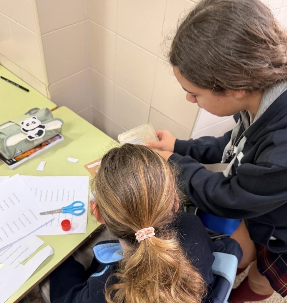 El pasado 20 de marzo, con motivo del Día de la Poesía, el centro educativo Ribamar ha realizado una iniciativa que combinó creatividad, colaboración y amor por la literatura.